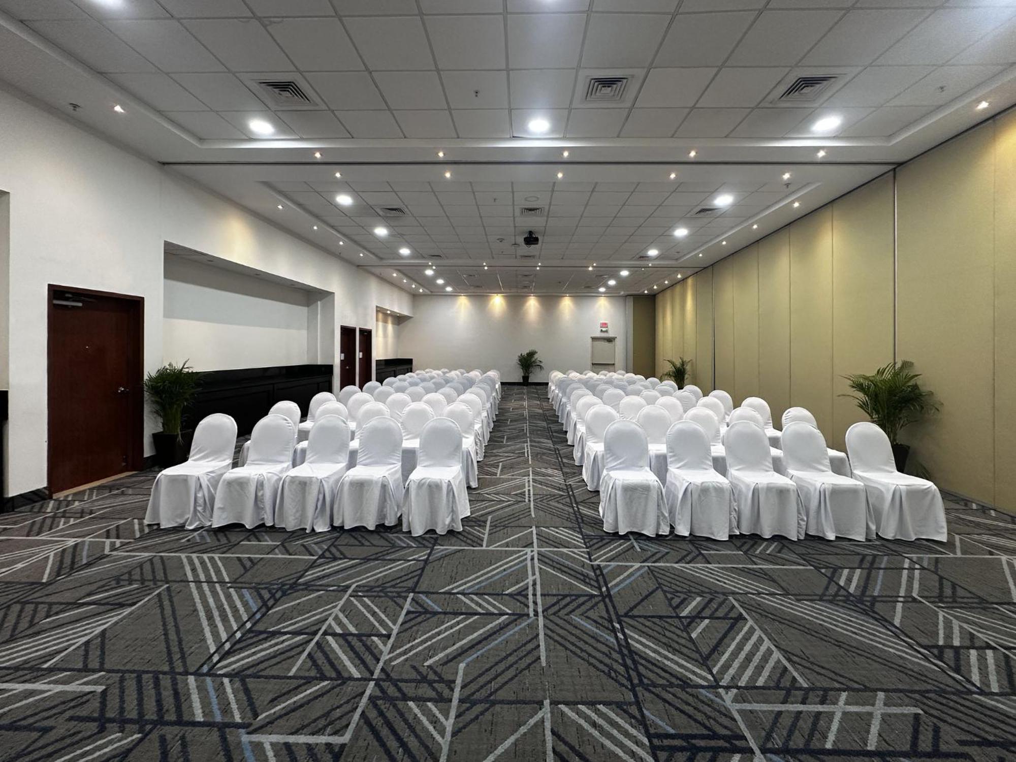 Holiday Inn Express Merida By Ihg Екстериор снимка