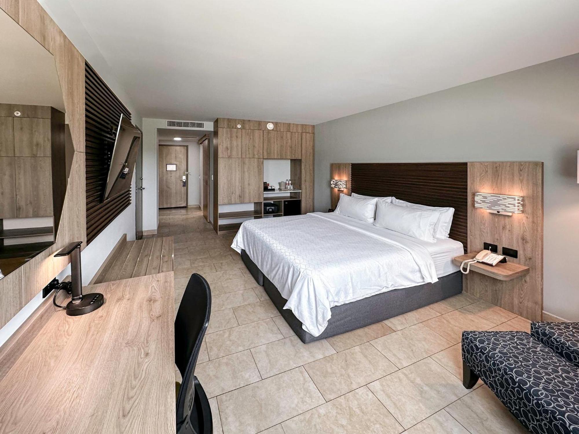 Holiday Inn Express Merida By Ihg Екстериор снимка